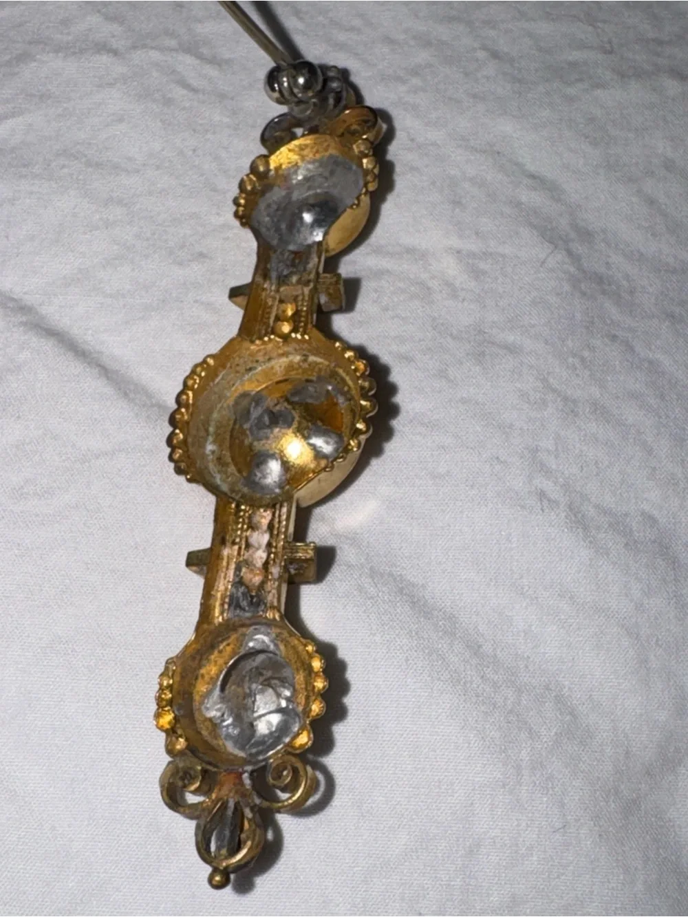 Fits all Criteria for (1837–1901) Victorian Gold-Tone Decorative Bar Brooch